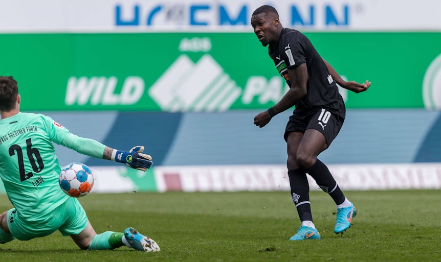 Gladbach-Stürmer Marcus Thuram trifft in dieser Szene zum 1:0 beim Bundesliga-Duell der Fohlen-Elf gegen Greuther Fürth (9. April 2022).