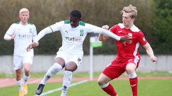 Am 9. April 2022 gab Mamadou Doucouré von Borussia Mönchengladbach (l.) nach 19-monatiger Verletzungspause endlich sein Comeback bei der U23. Das Spiel gegen RW Ahlen gewann der Nachwuchs mit 4:1.