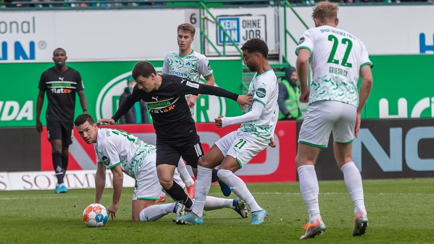 09.04.22, Fuerth, Deutschland, Sportpark Ronhof Thomas Sommer, SpVgg Greuther Fuerth vs. Borussia Moenchengladbach - 1. Bundesliga, Nick Viergever SpVgg Greuther Fuerth, Stefan Lainer Borussia Moenchengladbach und Timothy Tillman SpVgg Greuther Fuerth im Zweikampf, Foul zum Elfmeter Foto H. Langer DFB / DFL REGULATIONS PROHIBIT ANY USE OF PHOTOGRAPHS AS IMAGE SEQUENCES AND/OR QUASI-VIDEO. Fuerth Sportpark Ronhof Thomas Sommer Bayern Deutschland *** 09 04 22, Fuerth, Germany, Sportpark Ronhof Thomas Sommer, SpVgg Greuther Fuerth vs Borussia Moenchengladbach 1 Bundesliga, Nick Viergever SpVgg Greuther Fuerth , Stefan Lainer Borussia Moenchengladbach and Timothy Tillman SpVgg Greuther Fuerth in duel, Foul to the penalty photo H Langer DFB DFL REGULATIONS PROHIBIT ANY USE OF PHOTOGRAPHS AS IMAGE SEQUENCES AND OR QUASI VIDEO Fuerth Sportpark Ronhof Thomas Sommer Bayern Germany PUBLICATIONxINxGERxSUIxAUTxONLY / 541_GRFBMG20220409_027 / Langer-541