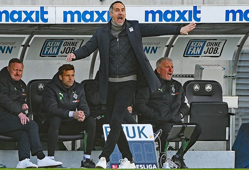 Gladbach-Trainer Adi Hütter (M.) dirigiert seine Spieler während des Bundesliga-Spiels (9. April 2022) bei Greuther Fürth. Der Österreicher brüllt zudem Anweisungen auf das Spielfeld.