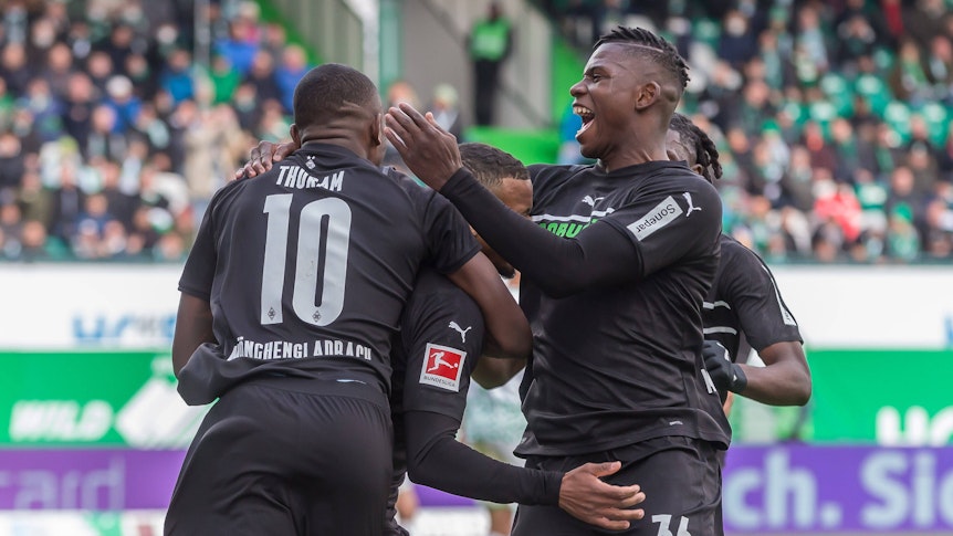 Die Gladbach-Spieler (v.l.n.r.) Marcus Thuram, Alassane Plea, Breel Embolo und Manu Koné bejubeln einen Treffer während der Bundesliga-Partie gegen Greuther Fürth (9. April 2022). Die Spieler umarmen sich.