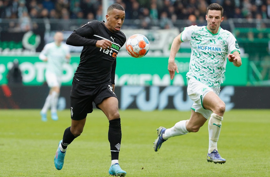 Stürmer Alassane Plea von Borussia Mönchengladbach im Laufduell mit Nick Viergever von Greuther Fürth am 09. April 2022. Plea hat den Ball.
