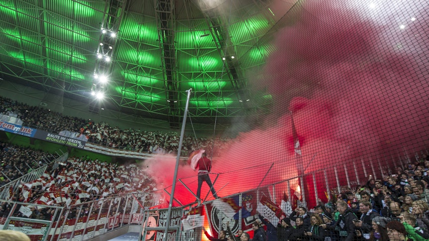 Tausende Köln-Fans im Gladbacher Gästeblock. Dieses Foto aus dem Borussia-Park stammt vom Derby-Duell am 19. November 2016. Aus dem Block steigt roter Rauch auf.