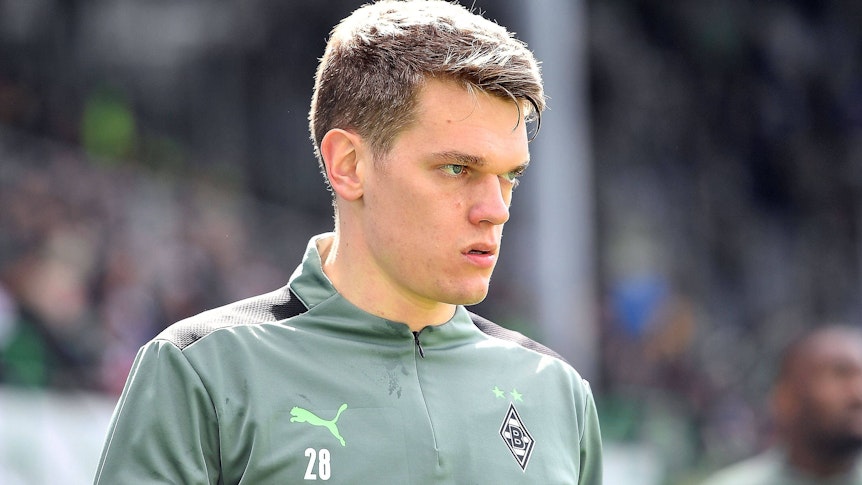 Matthias Ginter, Abwehrspieler von Borussia Mönchengladbach, vor dem Bundesliga-Spiel bei Greuther Fürt am 9. April 2022 fokussiert schauend.