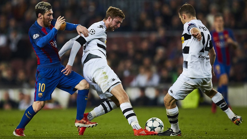 Besonderer Karriere-Moment für Christoph Kramer (M.): In der Champions League traf der 31-Jährige am 12. Dezember 2016 mit Borussia Mönchengladbach auf den FC Barcelona und deren Star-Spieler Lionel Messi (l.).