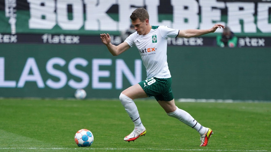 Matthias Ginter, Abwehrspieler von Borussia Mönchengladbach, am 3. April während eines Sprints mit Ball beim Bundesliga-Spiel gegen Mainz 05.