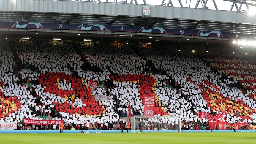 Beim Spiel zwischen dem FC Liverpool und Benfica Lissabon am Mittwoch (14. April 2022) wurde den Opfern der Hillsborough-Katastrophe gedacht. In der Halbzeitpause wurde außerdem die „Elf vom Niederrhein“ gespielt.