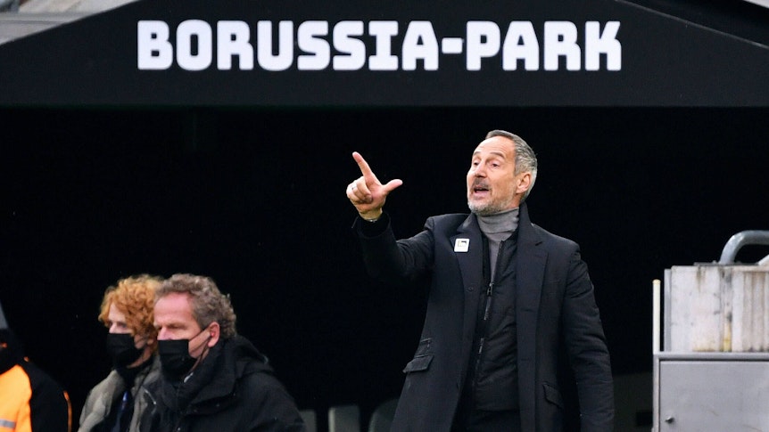 Cheftrainer Adi Hütter von Bundesligist Borussia Mönchengladbach, auf diesem Foto am 3. April 2022 im Borussia-Park zu sehen. Hütter macht eine Geste, zeigt zwei Finger.