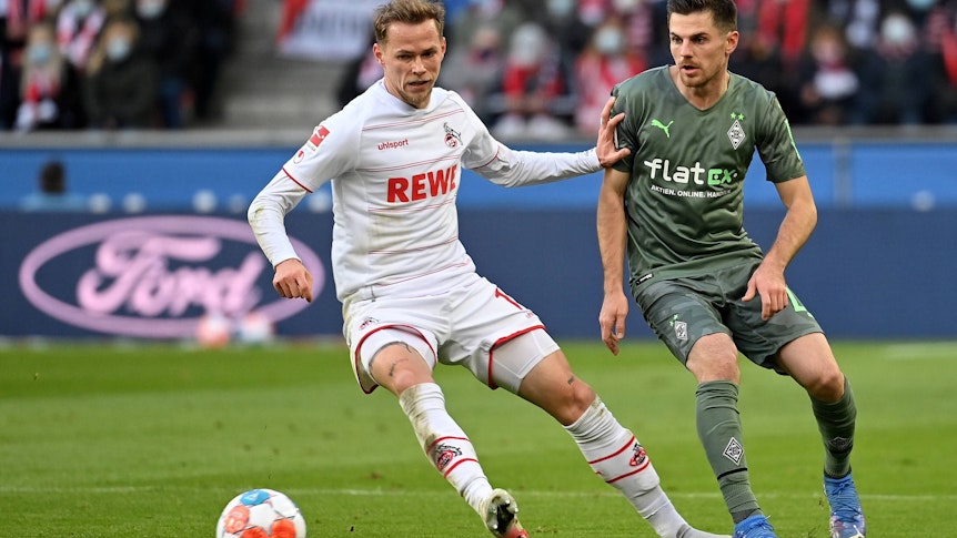 Ondrej Duda vom 1. FC Köln (l.) im Zweikampf mit Jonas Hofmann von Borussia Mönchengladbach (r.) beim Hinspiel am 27. November 2021 in Köln.