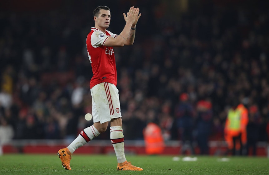 Der ehemalige Gladbach-Kapitän Granit Xhaka applaudiert in Richtung Fans von Arsenal London am 1. Januar 2020 im „Emirates Stadium“. Xhaka schreitet über das Spielfeld.