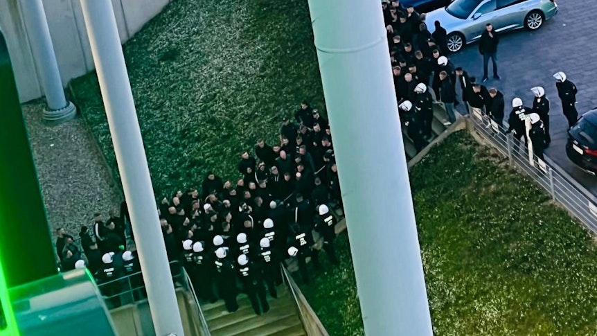 Gladbach-Ultras vor dem Eingang zur Fohlen-Kabine am 16. April 2022 im Borussia-Park, Polizisten sichern die Eingangstüre.