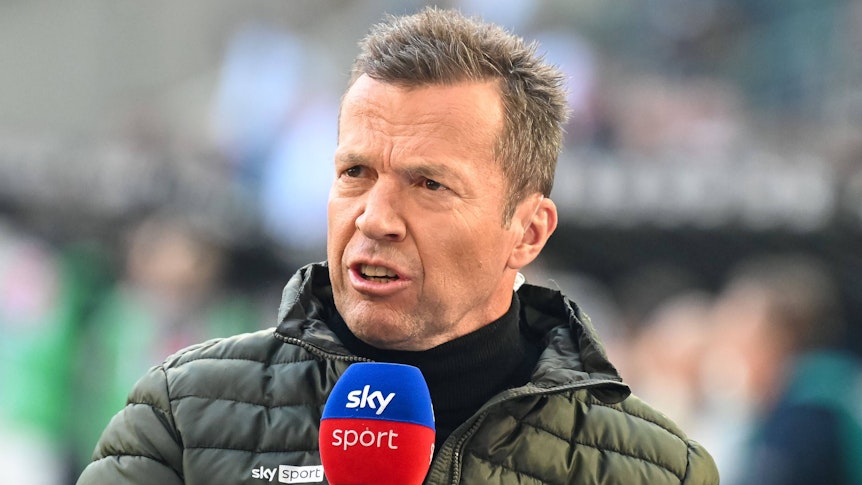Lothar Matthäus spricht als Sky-Experte beim Spiel Borussia Mönchengladbach gegen den 1. FC Köln ins Mikro