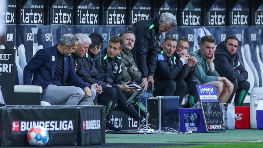 Ratlosigkeit und Fassungslosigkeit auf der Gladbacher Bank. Aufgenommen während der Derby-Niederlage am 16. April 2022 zwischen Borussia Mönchengladbach und dem 1. FC Köln.