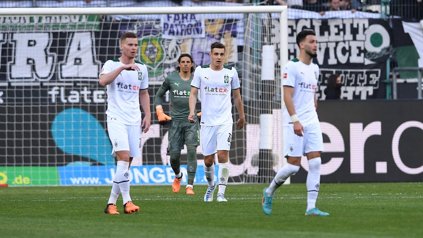 Die Borussia-Profis sind nach dem 0:3-Rückstand zur Pause im Derby gegen den 1. FC Köln bedient.