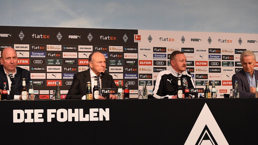 Die Gladbach-Entscheider (v.l.n.r.): Geschäftsführer Stephan Schippers, Präsident Rolf Königs, Sportdirektor Roland Virkus und Vizepräsident Rainer Bonhof am 15. Februar 2022 während einer Pressekonferenz im Borussia-Park.