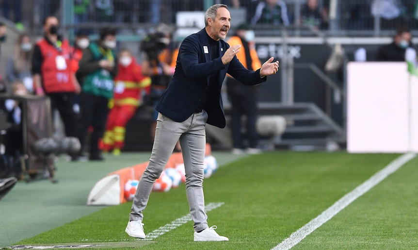 Gladbach-Cheftrainer Adi Hütter feuert an der Seitenlinie während des Derbys (16. April 2022) gegen den 1. FC Köln seine Spieler im Borussia-Park an. Hütter klatscht in die Hände.