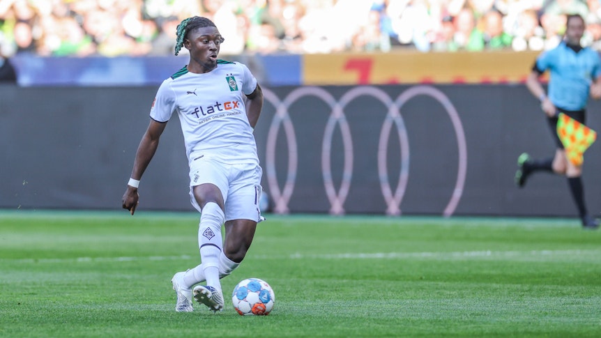 Manu Koné in Aktion. Auf diesem Foto ist der Mittelfeldspieler am 16. April 2022 im Bundesliga-Duell zwischen Borussia Mönchengladbach und dem 1. FC Köln im Borussia-Park zu sehen. Koné hat den Ball am Fuß.