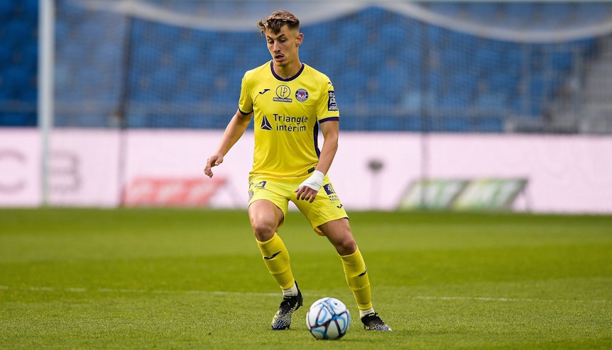 Verteidiger Anthony Rouault vom FC Toulouse. Auf diesem Foto ist der 20 Jahre alte Franzose am 5. Mai 2021 zu sehen. Rouault hat den Ball vor sich.