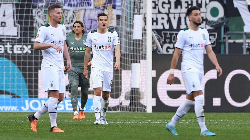 Borussia Mönchengladbach, hier die Spieler Nico Elvedi (l.), Yann Sommer, Florian Neuhaus und Ramy Bensebaini am 16. April 2022, steht im Sommer 2022 angeblich ein riesiger Umbruch bevor.