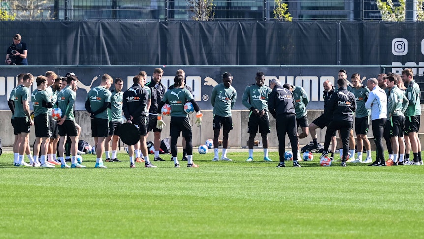 Die Mannschaft von Borussia Mönchengladbach versammelt sich beim Training nach der Derbyniederlage gegen den 1. FC Köln am 19. April 2022.