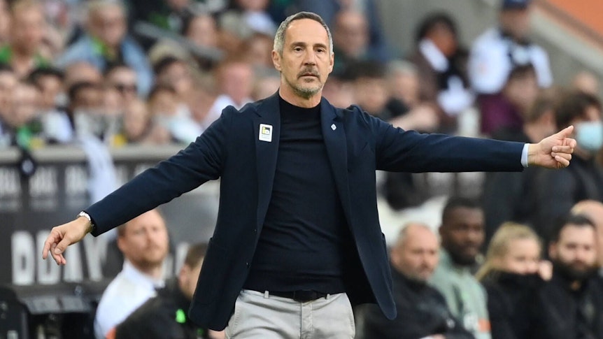 Trainer Adi Hütter von Borussia Mönchengladbach, hier am 16. April 2022 im Borussia-Park zu sehen. Hütter gestikuliert mit den Armen.