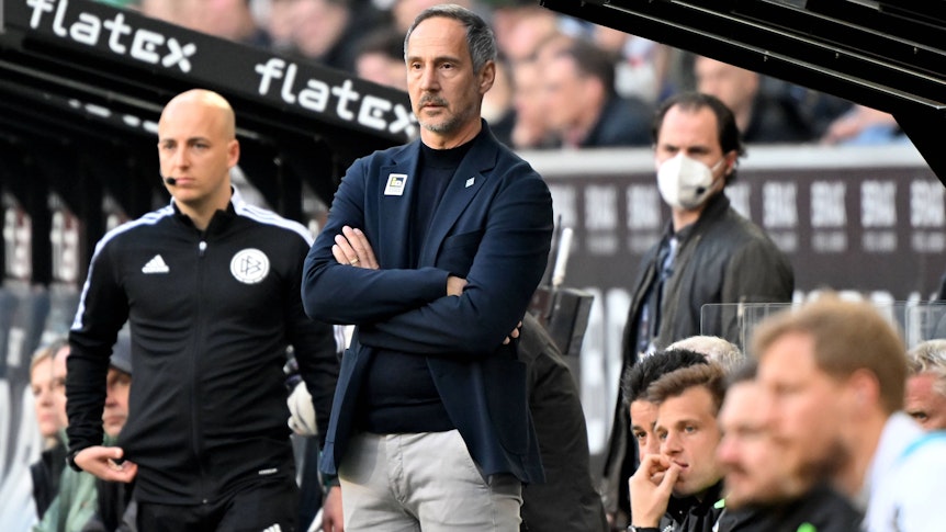 Adi Hütter, Trainer von Borussia Mönchengladbach, schaut ratlos beim Derby gegen den 1. FC Köln am 16. April 2022 im Borussia-Park.