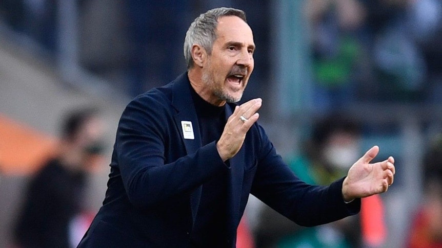 Adi Hütter klatscht am 16. April 2022 während des Spiels von Borussia Mönchengladbach gegen den 1. FC Köln an der Seitenlinie in die Hände.