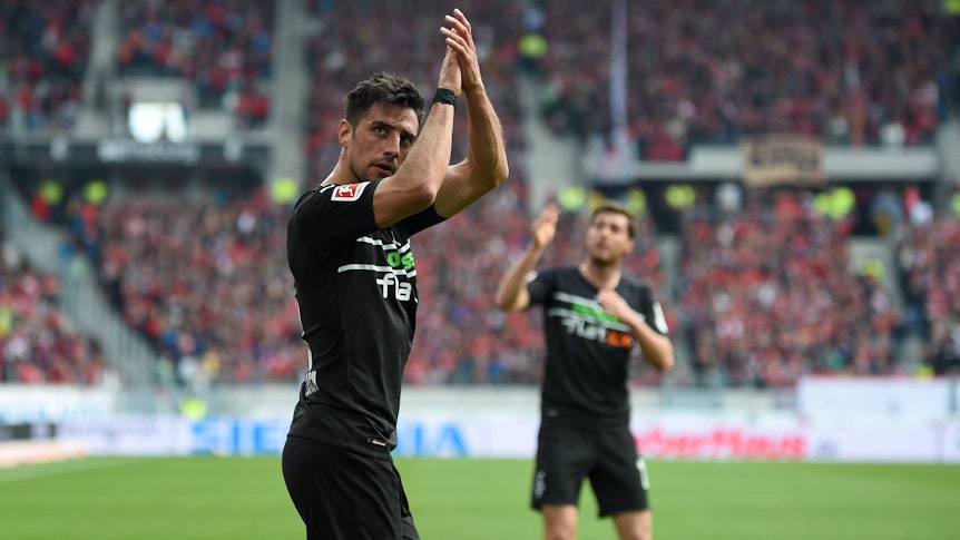 Lars Stindl von Borussia Mönchengladbach erzielte am Samstag (23. April 2022) den späten Ausgleich zum 3:3 beim SC Freiburg. Das Foto zeigt ihn beim Torjubel.