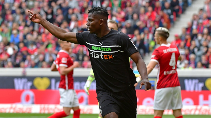 Breel Embolo erzielte am Samstag (23. April 2022) beim SC Freiburg das zwischenzeitliche 2:0 für Borussia Mönchengladbach. Das Foto zeigt ihn beim Torjubel.
