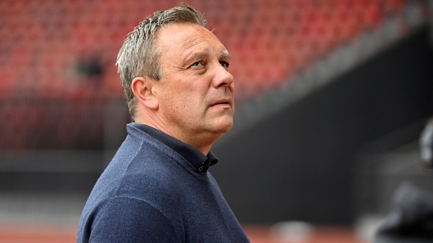 Trainer Andre Breitenreiter vom FC Zürich, hier am 23. April 2022 zu sehen. Er blickt Richtung Tribüne.