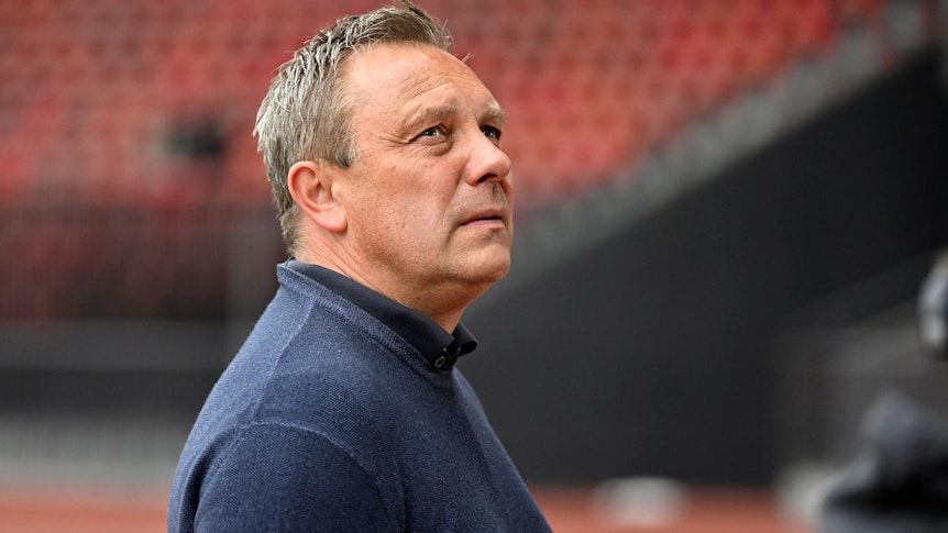André Breitenreiter schaut am 23. April 2022 verträumt in die Luft.