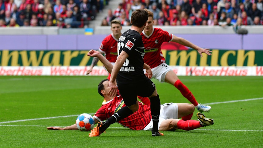 Nicolas Hoefler vom SC Freiburg bei einer strittigen Szene zum Elfmeter am 23. April 2022. Der Schiedsrichter entschied auf Handspiel nach Videobeweis.