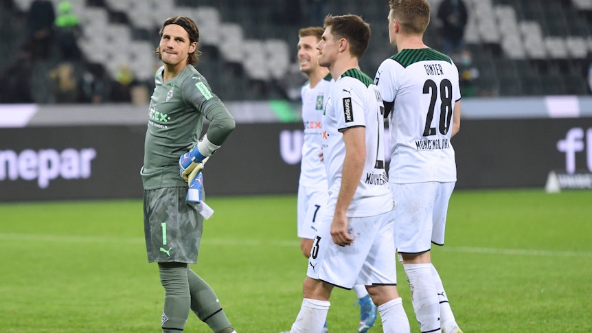 Torwart Yann Sommer (l.) sowie die Offensivspieler Patrick Herrmann (Mitte) und Jonas Hofmann (vorne), hier am 5. Dezember 2021 nach einer Partie gegen den SC Freiburg, sollen bei Borussia Mönchengladbach bleiben.