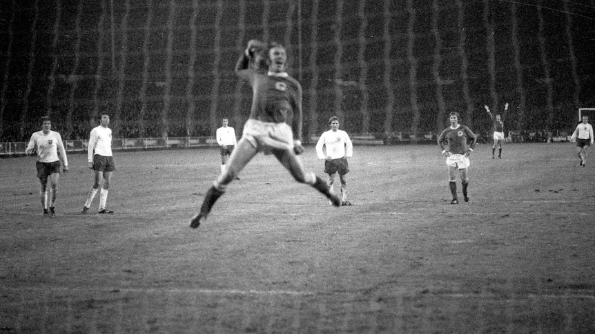 Günter Netzer bejubelt am 29. April 1972 seinen Elfmetertreffer beim Sieg der deutschen Fußball-Nationalmannschaft gegen England in Wembley. Netzer springt vor Freude in die Luft.