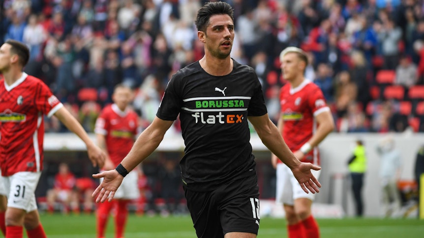 Lars Stindl, Kapitän von Borussia Mönchengladbach, hier beim Torjubel am 23. April 2022 beim Auswärtsspiel in Freiburg, kann am Montag gegen RB Leipzig eine besondere Marke erreichen.