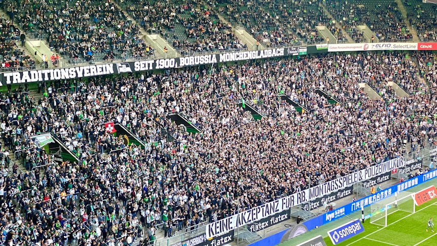 Die Nordkurve im Borussia-Park während eines Bundesliga-Spiels von Borussia Mönchengladbach gegen RB Leipzig am 19. Februar 2017.