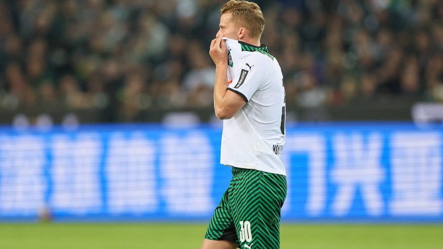 Nico Elvedi, Verteidiger von Borussia Mönchengladbach, sah am Montagabend (3. Mai 2022) wegen einer Notbremse an Leipzigs Christopher Nkunku die Rote Karte.