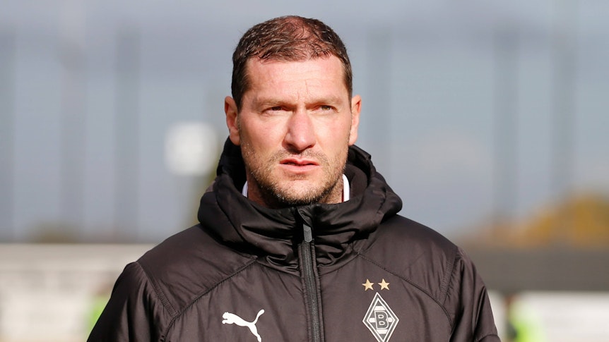 Sascha Eickel, hier zu sehen am 3. Oktober 2021 im Borussia-Park, trainiert bislang die U19 von Borussia Mönchengladbach. Eickel schaut nach vorne und trägt eine Jacke.