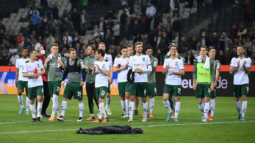 Die Spieler von Borussia Mönchengladbach bedanken sich nach dem 3:1-Sieg in der Fußball-Bundesliga gegen RB Leipzig (2. Mai 2022) bei den Fans im Borussia-Park für die Unterstützung. Die Profis klatschen teilweise in die Hände.