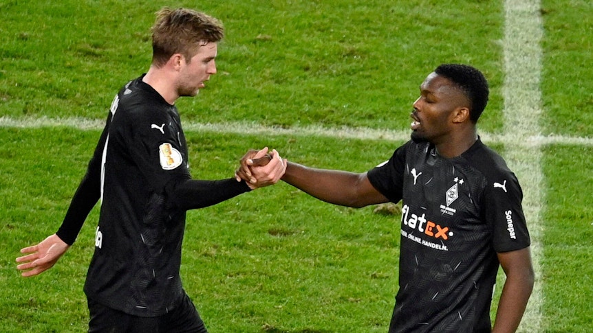 Die Gladbach-Profis Christoph Kramer (l.) und Marcus Thuram (r.) klatschen sich ab. Dieses Foto aus Stuttgart stammt vom 3. Februar 2021. Thuram hat im DFB-Pokal getroffen.
