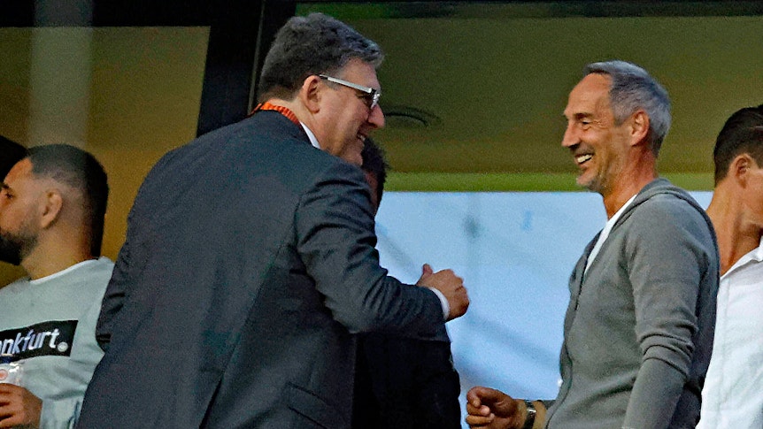Gladbach-Trainer Adi Hütter (r.) beim Europa-League-Spiel von Eintracht Frankfurt gegen West Ham United am 5. Mai 2022 mit dem Vorstandsvorsitzenden Axel Hellmann (l.). Die beiden unterhalten sich auf der Tribüne im Stadion.