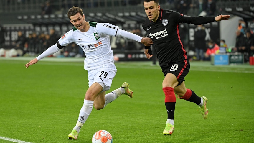 Joe Scally von Borussia Mönchengladbach im Zweikampf mit Filip Kostic von Eintracht Frankfurt im Bundesliga-Duell am 15. Dezember 2021 im Borussia-Park.