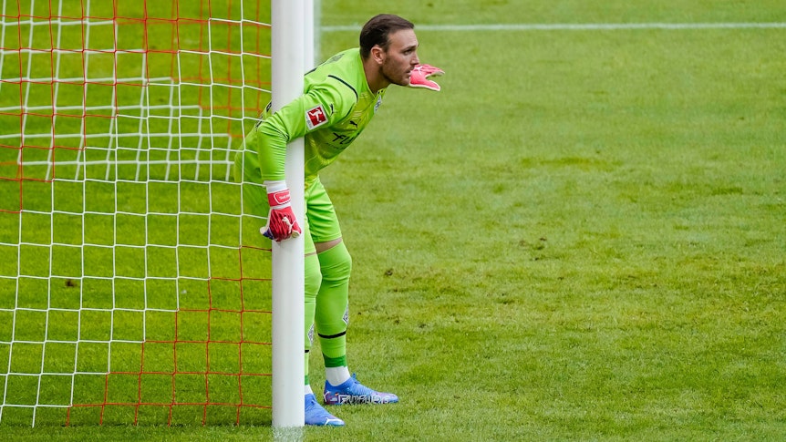 Tobias Sippel hütet am heutigen Sonntag (8. Mai 2022) das Tor von Borussia Mönchengladbach während des Bundesliga-Duells bei Eintracht Frankfurt. Dieses Foto stammt vom 28. Juli 2021. Sippel steht am Torpfosten.
