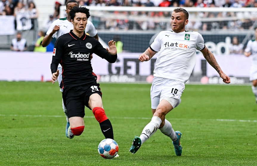 Gladbachs Jordan Beyer am 8. Mai 2022 im Zweikampf mit Frankfurts Daichi Kamada.