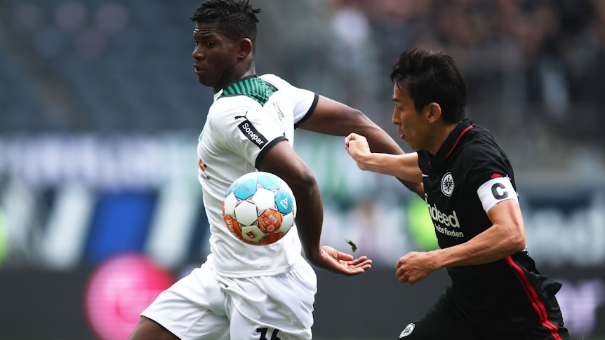 Am Sonntag (8. Mai 2022) spielte Borussia Mönchengladbach 1:1 bei Eintracht Frankfurt gespielt. Das Foto zeigt Gladbachs Breel Embolo (l.) im Duell mit Frankfurts Makoto Hasebe (r.).