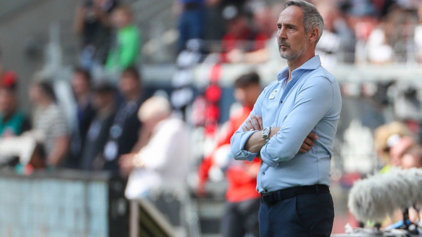 Adi Hütter, Trainer von Borussia Mönchengladbach, schaut am 8. Mai 2022 kritisch auf das Spielfeld beim Match gegen Eintracht Frankfurt.