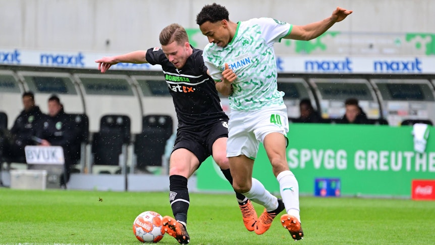 Jamie Leweling (r.) von Greuther Fürth, hier am 9. April 2022 im Zweikampf mit Nico Elvedi von Borussia Mönchengladbach, soll das Interesse der Fohlen geweckt haben.