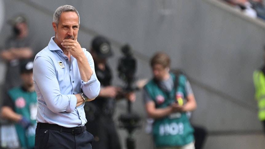 Adi Hütter, Trainer von Borussia Mönchengladbach, hier zu sehen am 8. Mai 2022 während des Bundesliga-Spiels bei Eintracht Frankfurt. Hütter blickt nachdenklich auf das Spielgeschehen.
