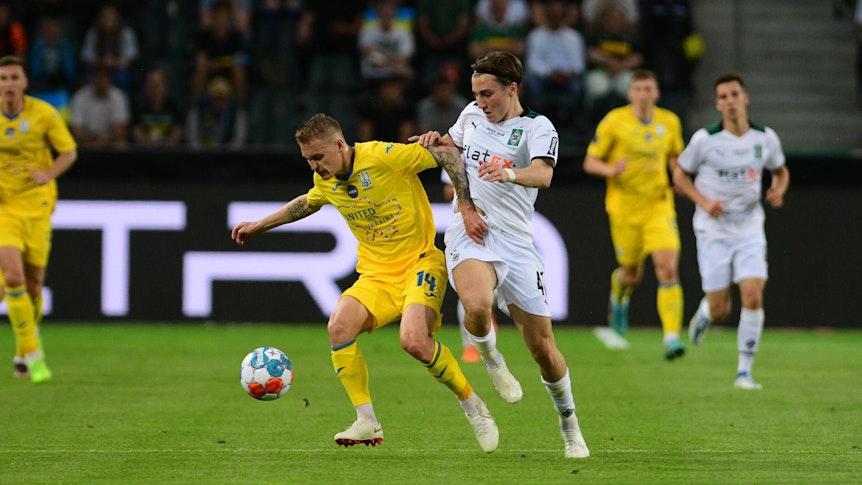 Rocco Reitz im Zweikampf mit Vitalii Buialskyi beim Benefizspiel am 11. Mai 2022 im Borussia-Park.