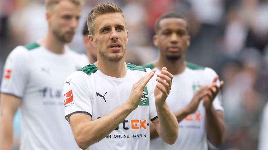 Eintracht Frankfurt - Borussia Mönchengladbach, 1. FBL Patrick Herrmann Borussia Mönchengladbach, 7 bei den pfeifenden Fans. Bundesligaspiel zwischen Eintracht Frankfurt und Borussia Mönchengladbach am 8. Mai 2022 im Deutsche Bank Park in Frankfurt am Main. Nach Vorgaben der DFL, Deutsche Fußball Liga, ist es untersagt, in dem Stadion und/oder vom Spiel angefertigte Fotoaufnahmen in Form von Sequenzbildern und/oder videoähnlichen Fotostrecken zu verwerten bzw. verwerten zu lassen., Frankfurt am Main Hessen Deutschland Deutsche Bank Park *** Eintracht Frankfurt Borussia Mönchengladbach, 1 FBL Patrick Herrmann Borussia Mönchengladbach, 7 at the whistling fans Bundesliga match between Eintracht Frankfurt and Borussia Mönchengladbach on 8 May 2022 at Deutsche Bank Park in Frankfurt am Main According to specifications of the DFL, Deutsche Fußball Liga, it is prohibited to exploit or have exploited photographs taken in the stadium and or of the game in the form of sequence pictures and or video-like photo series , Frankfurt am Main Hesse Germany Deutsche Bank Park